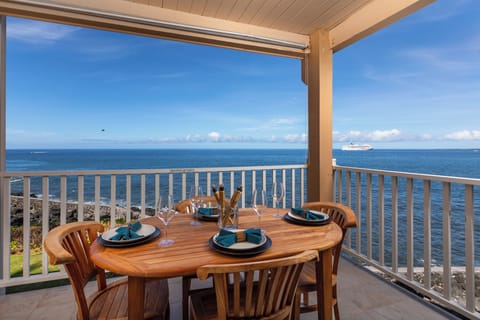 Lanai- Direct ocean front.