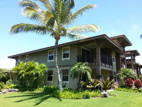 Ground floor end unit with tropical surroundings and a detached garage