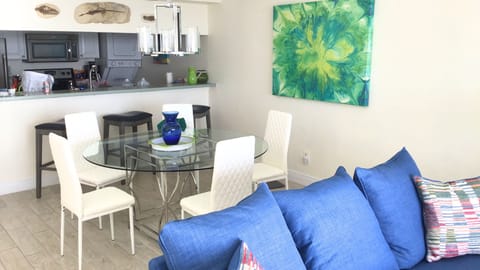 Clean,  modern, new decor in living room/dining room
