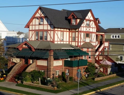 Large 10 bedroom / 6 private bath home @ 12th and Central,  AC, Free Parking