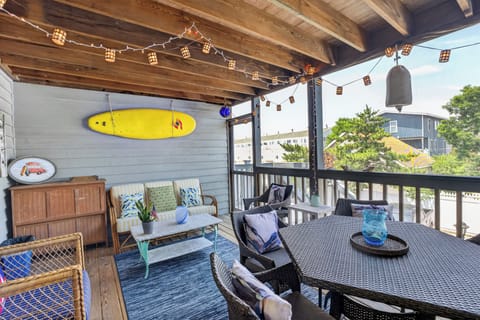 Enjoy salt air and seabreeze's from this cozy porch!