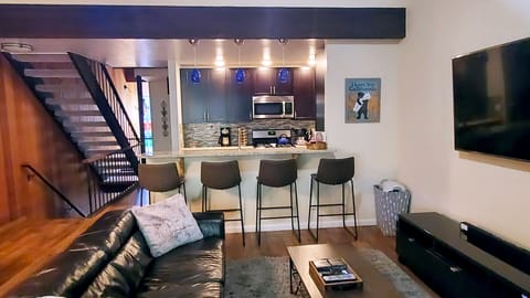 Completely remodeled, all-together cozy. Apartment in Tahoe Vista