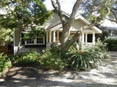  R&R at is best!! Serenity found rocking on this porch. 150 yds from the beach.