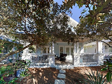 Make memories at the Good Life, nestled in native Panhandle oaks & palmettos.