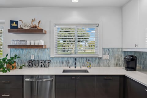 Keurig coffee machine, starter amount of pods included with rental