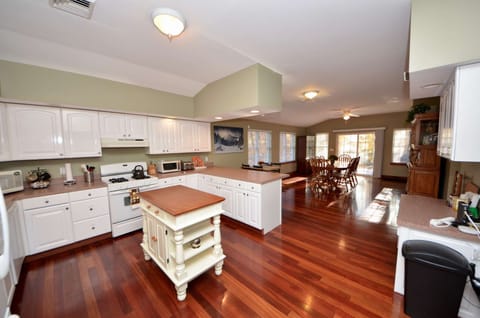 XL Kitchen and Dining Room