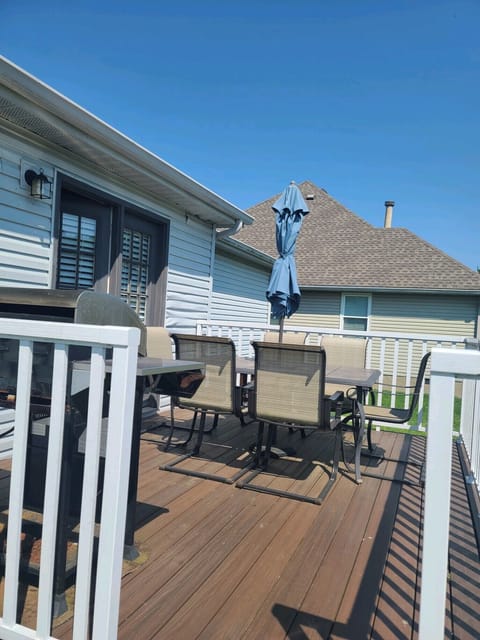Deck w/table & 6 chairs, umbrella & propane gas grill