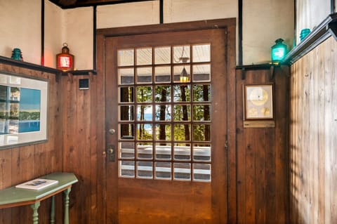 Door between livingroom and porch