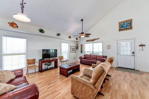 Vaulted ceilings, ceiling fans and plenty of sitting area.