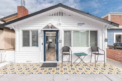 This beach cottage couldn't be cuter or more convenient for a lovely trip to the beach!
                