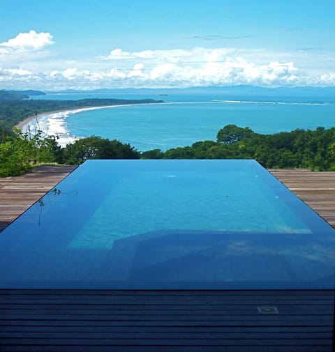 Views of the Whale's Tail and  the coast all the way to the Osa. Turquoise days-