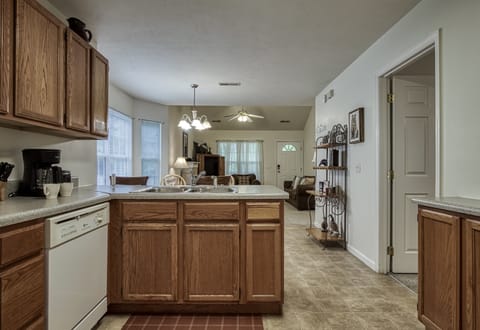 Pigeon Forge Budget Friendly Cottage "Henderson's Riverside" - Kitchen and living room