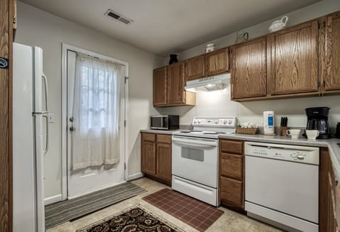 Budget Friendly Cottage in the Smokies "Henderson's Riverside" - Fully furnished kitchen