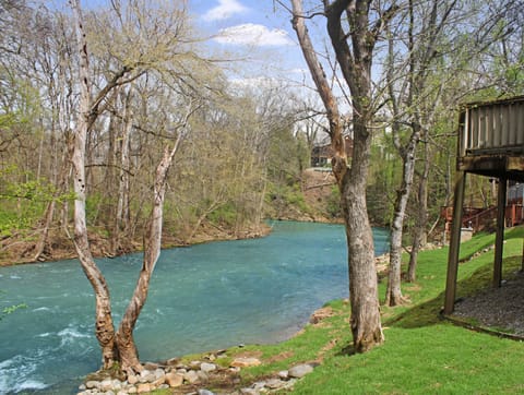 Budget Friendly Pigeon Forge Cottage "Henderson's Riverside" - Little Pigeon River located right behind cabin