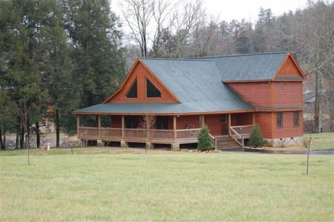 Beautiful and relaxing 3BR 2BA mountain home on the Toccoa River.