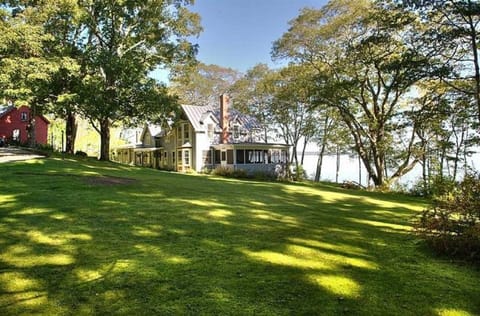 Grand and spacious cottage built in 1878!