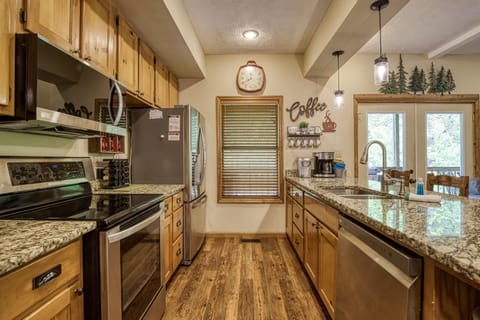 Smoky Mountain Vacation Rental "Best Time Ever" - Fully furnished kitchen with stainless steel appliances