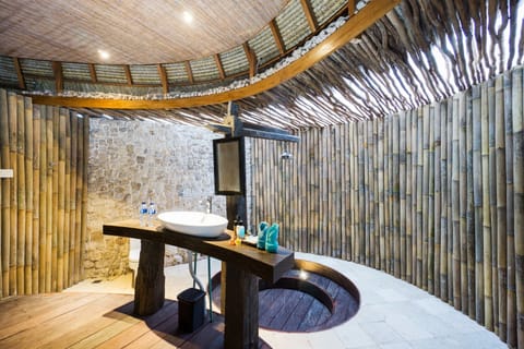 Deluxe Bungalow, Non Smoking (Kembar 1) | Bathroom | Free toiletries, towels