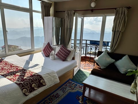 Deluxe Room | Iron/ironing board, rollaway beds, free WiFi, bed sheets