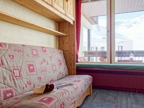 Furniture, Property, Building, Window, Comfort, Wood, Textile, Interior Design, Flooring, Architecture