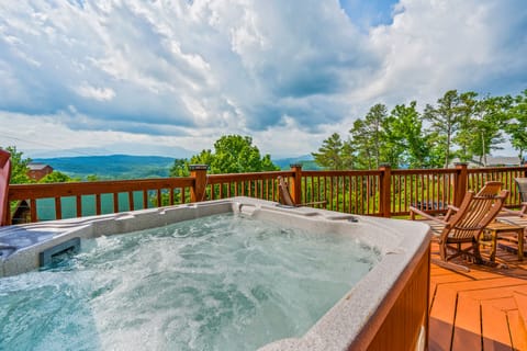 Breathtaking Mountain Views from your relaxing time in the Hot Tub!