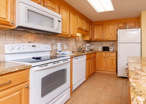 Kitchen with island, easy for several people to share the area 