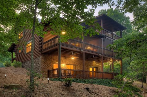Backside of cabin facing GORGEOUS river below. Lemonade, coffee, friends, book!