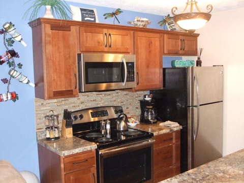 BEAUTIFUL FULLY-EQUIPPED KITCHEN