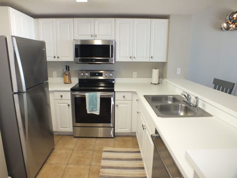 This full kitchen is perfect!