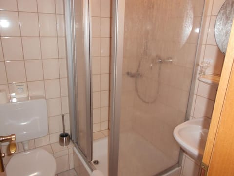 Shower, rainfall showerhead, free toiletries, hair dryer