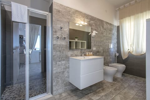 Deluxe Triple Room | Bathroom | Shower, free toiletries, hair dryer, bathrobes