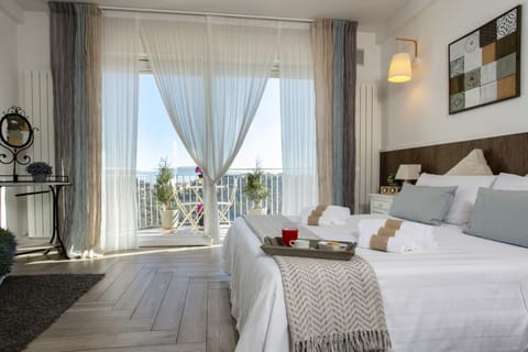 Deluxe Double or Twin Room | Hypo-allergenic bedding, individually decorated, desk, blackout drapes