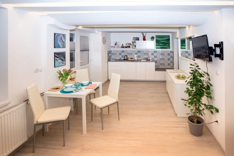 Standard Apartment | In-room dining