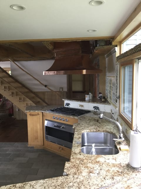 Well appointed kitchen, pizza oven, 5 burner cooktop, DW, disp, small appliances