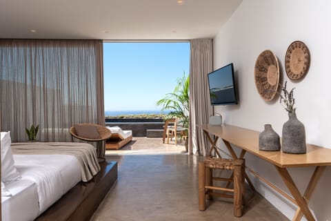 Sunset Suite with Infinity Pool | In-room safe, free WiFi, bed sheets