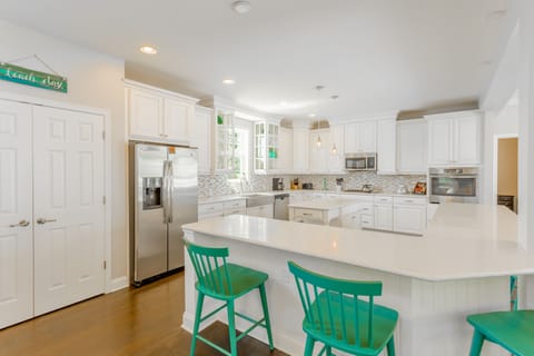 Oversized Breakfast Island- Open and Airy Kitchen w/ Upgrade Cabinetry, Granite, Etc.