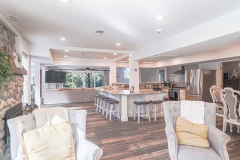 Main Floor, breakfast bar with stools