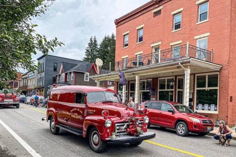 Downtown Thomas - restaurants, live music, shopping - just 10 minutes drive away!