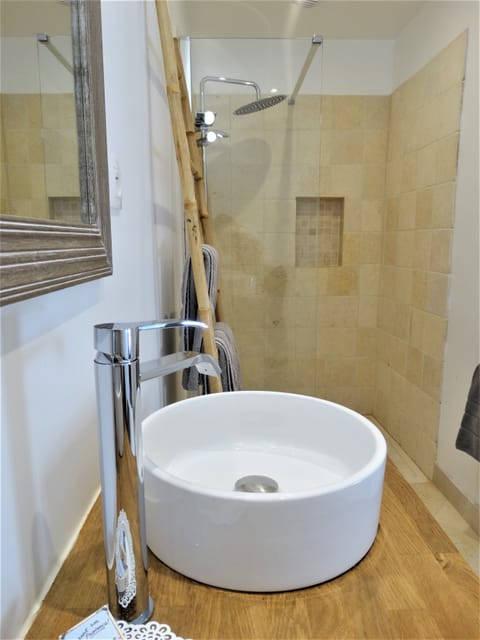 Deluxe Double Room (Hauts Galets) | Bathroom | Free toiletries, hair dryer, slippers, towels