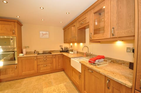 Fully equipped oak kitchen with granite worktops