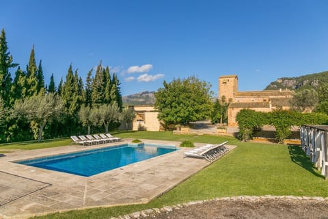 Pool-area-in-historic-house-in-mallorca-with-swimming-pool-2 - copia