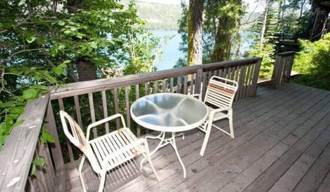 Lower deck on the way down to the lake for a relaxing lakeside meal. 