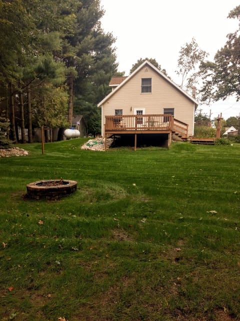 The back yard with 🔥 pit