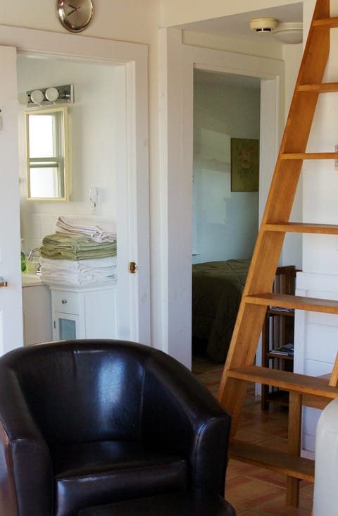 Living room/bathroom