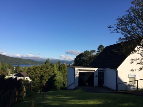 Lakeview Cottage overlooking Lake Windermere and Cumbrian mountains beyond