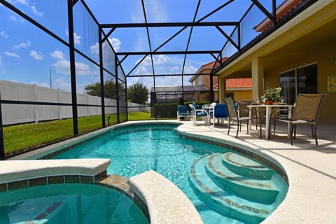 South-facing pool/Spa in the backyard
