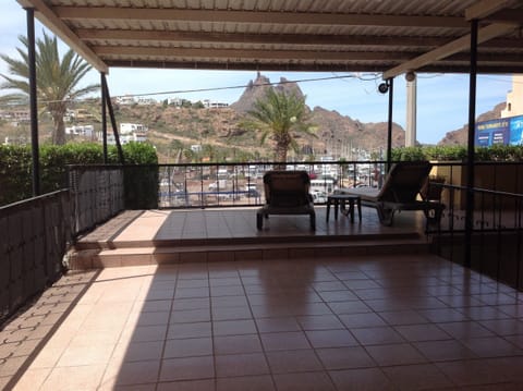 that's only half of the veranda!!