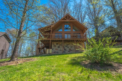 Pigeon Forge Cabin "Squirrels Nest" - Covered back deck 