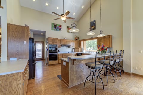 Spacious kitchen, with lake views. Fully equipped.