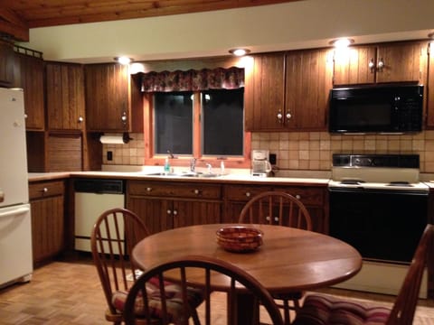 "Open concept" kitchen, lots of room to move around